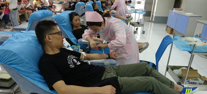 劉潭服裝組織員工義務(wù)獻血愛心公益活動