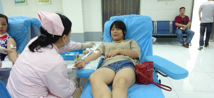 劉潭服裝組織員工義務(wù)獻血愛心公益活動