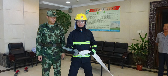 劉潭消防中隊來劉潭服裝進行消防設(shè)備現(xiàn)場培訓