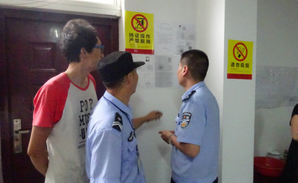 梁溪區(qū)公安分局來劉潭服裝進行安全生產(chǎn)大檢查