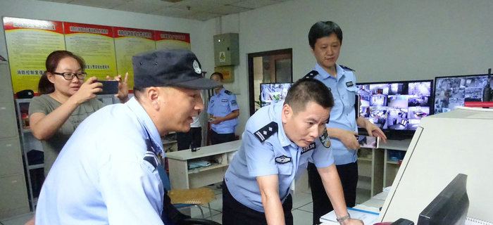 梁溪區(qū)公安分局來劉潭服裝進行安全生產(chǎn)大檢查