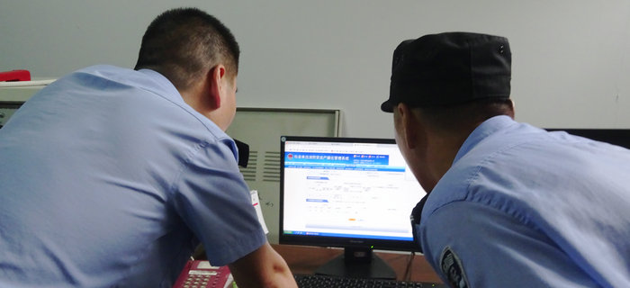 梁溪區(qū)公安分局來劉潭服裝進行安全生產(chǎn)大檢查