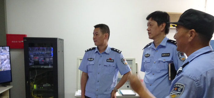 梁溪區(qū)公安分局來劉潭服裝進行安全生產(chǎn)大檢查