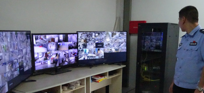 梁溪區(qū)公安分局來劉潭服裝進行安全生產(chǎn)大檢查