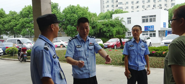 梁溪區(qū)公安分局來劉潭服裝進行安全生產(chǎn)大檢查