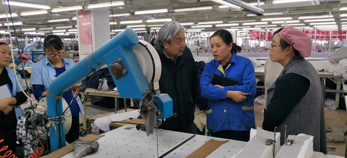 劉潭服裝邀請專家孫陸宇教授對生產(chǎn)加工管理進行現(xiàn)場指導