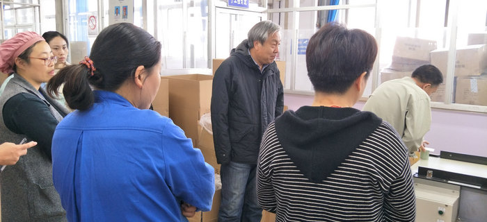 劉潭服裝邀請專家孫陸宇教授對生產(chǎn)加工管理進行現(xiàn)場指導