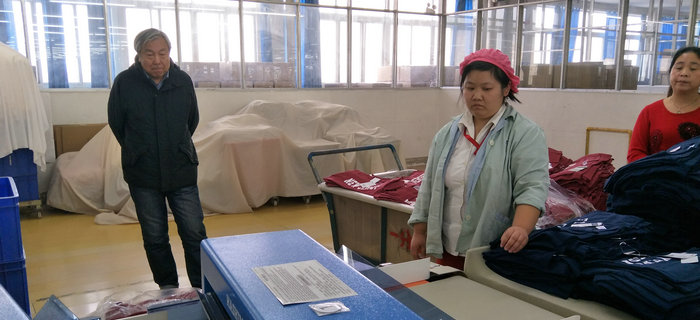 劉潭服裝邀請專家孫陸宇教授對生產(chǎn)加工管理進行現(xiàn)場指導
