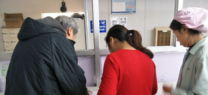 劉潭服裝邀請專家孫陸宇教授對生產(chǎn)加工管理進行現(xiàn)場指導