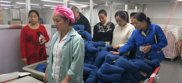 劉潭服裝邀請專家孫陸宇教授對生產(chǎn)加工管理進行現(xiàn)場指導