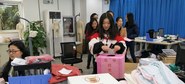 劉潭服裝工會有序組織員工進行梁溪區(qū)人大代表補選活動