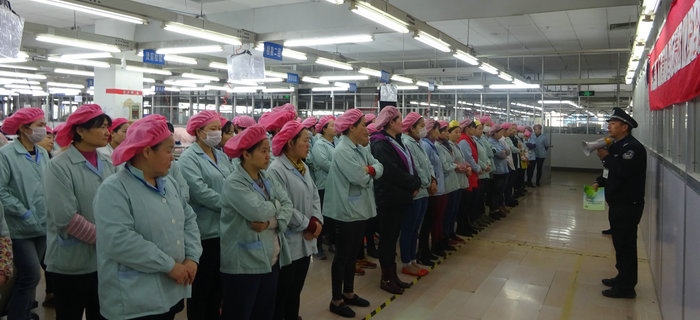 劉潭服裝組織員工集體學習《安全生產(chǎn)法》