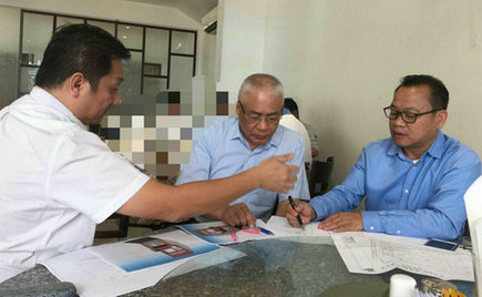 劉潭集團董事長錢伯榮與柬埔寨建設(shè)部長磋商生產(chǎn)基地規(guī)劃