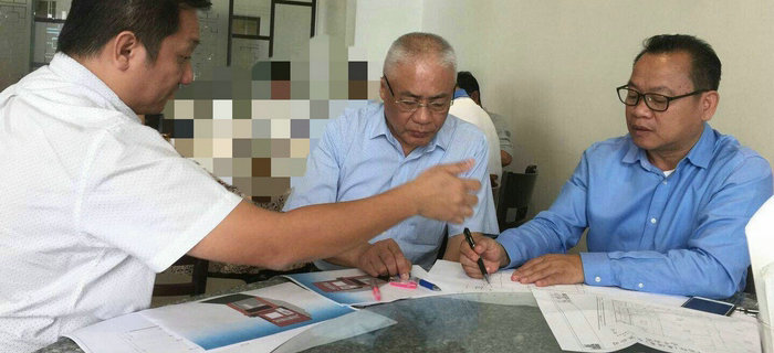 劉潭集團(tuán)董事長(zhǎng)錢伯榮與柬埔寨建設(shè)部長(zhǎng)磋商生產(chǎn)基地規(guī)劃