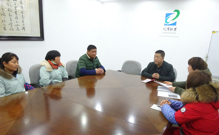 劉潭服裝舉辦“扶貧幫困”慰問(wèn)活動(dòng)，向廠困難職工送溫暖