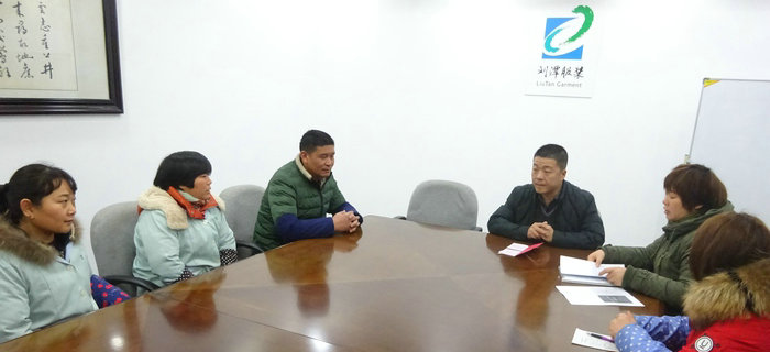 劉潭服裝舉辦&ldquo;扶貧幫困&rdquo;慰問活動，向廠困難職工送溫暖