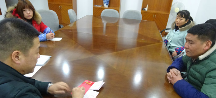 劉潭服裝舉辦&ldquo;扶貧幫困&rdquo;慰問活動，向廠困難職工送溫暖