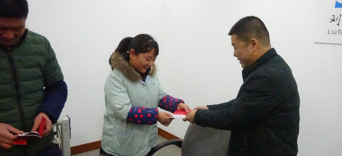 劉潭服裝舉辦&ldquo;扶貧幫困&rdquo;慰問活動，向廠困難職工送溫暖