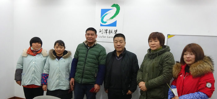 劉潭服裝舉辦&ldquo;扶貧幫困&rdquo;慰問活動，向廠困難職工送溫暖