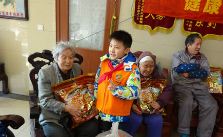 劉潭服裝志愿團(tuán)隊(duì)攜手小志愿者前往五河養(yǎng)老院進(jìn)行新春慰問