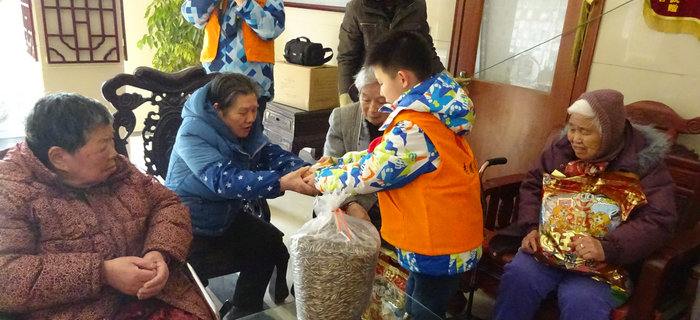 劉潭服裝志愿團隊攜手小志愿者前往五河養(yǎng)老院進行新春慰問
