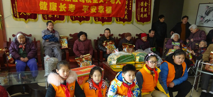 劉潭服裝志愿團隊攜手小志愿者前往五河養(yǎng)老院進行新春慰問