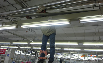 劉潭服裝服裝車間進(jìn)行機(jī)械“大保養(yǎng)”，過干凈安全的新年