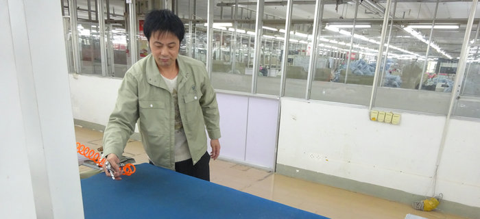 劉潭服裝服裝車間進(jìn)行機(jī)械&ldquo;大保養(yǎng)&rdquo;，過干凈安全的新年