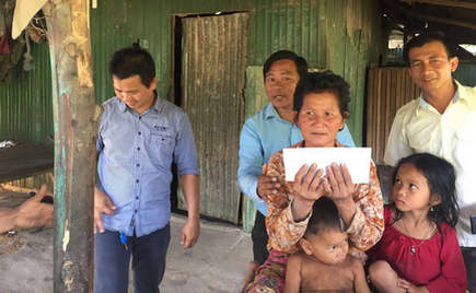 劉潭國際（柬埔寨）會(huì)同柬埔寨相關(guān)部門一起援助困難戶