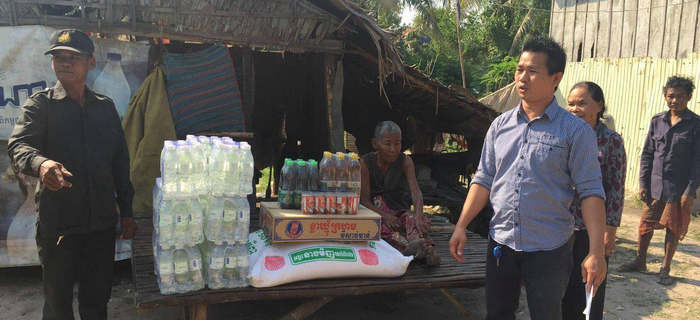 劉潭國(guó)際（柬埔寨）會(huì)同柬埔寨相關(guān)部門一起援助困難戶