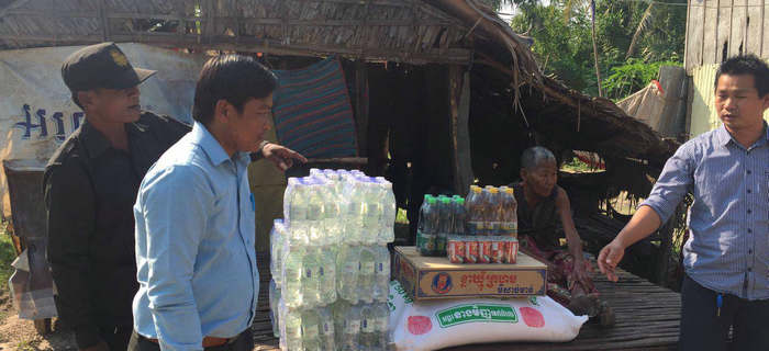劉潭國(guó)際（柬埔寨）會(huì)同柬埔寨相關(guān)部門一起援助困難戶