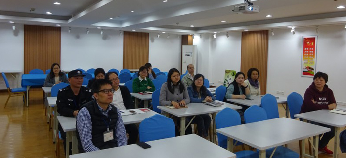 劉潭服裝學(xué)習(xí)兩會精神，跟黨走出美好明天