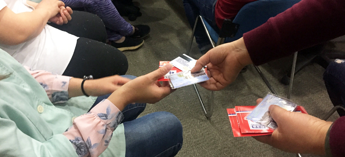 劉服先進員工表彰大會現在開始 