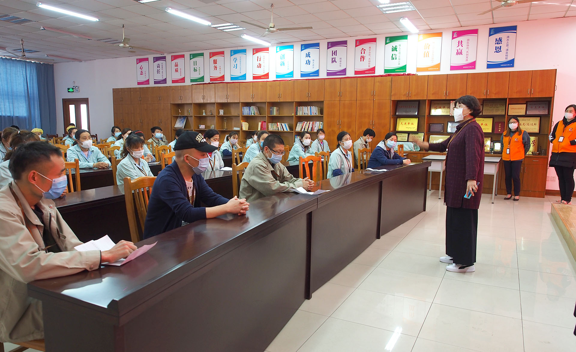 加強(qiáng)防控意識(shí)，杜絕麻痹大意——?jiǎng)⑻斗b住宿員工安全會(huì)議