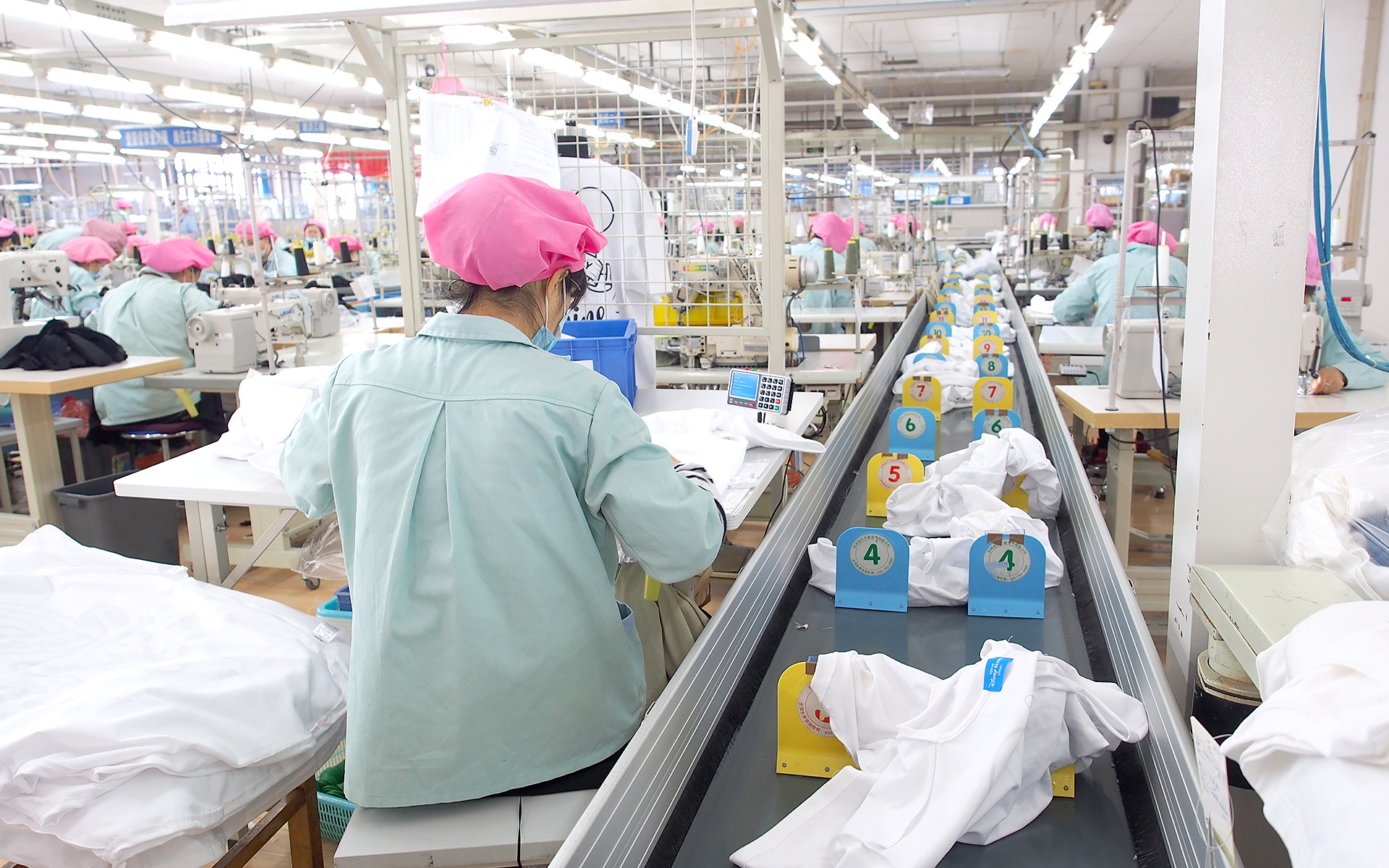 一年之計(jì)在于春，劉潭服裝防疫生產(chǎn)兩手抓