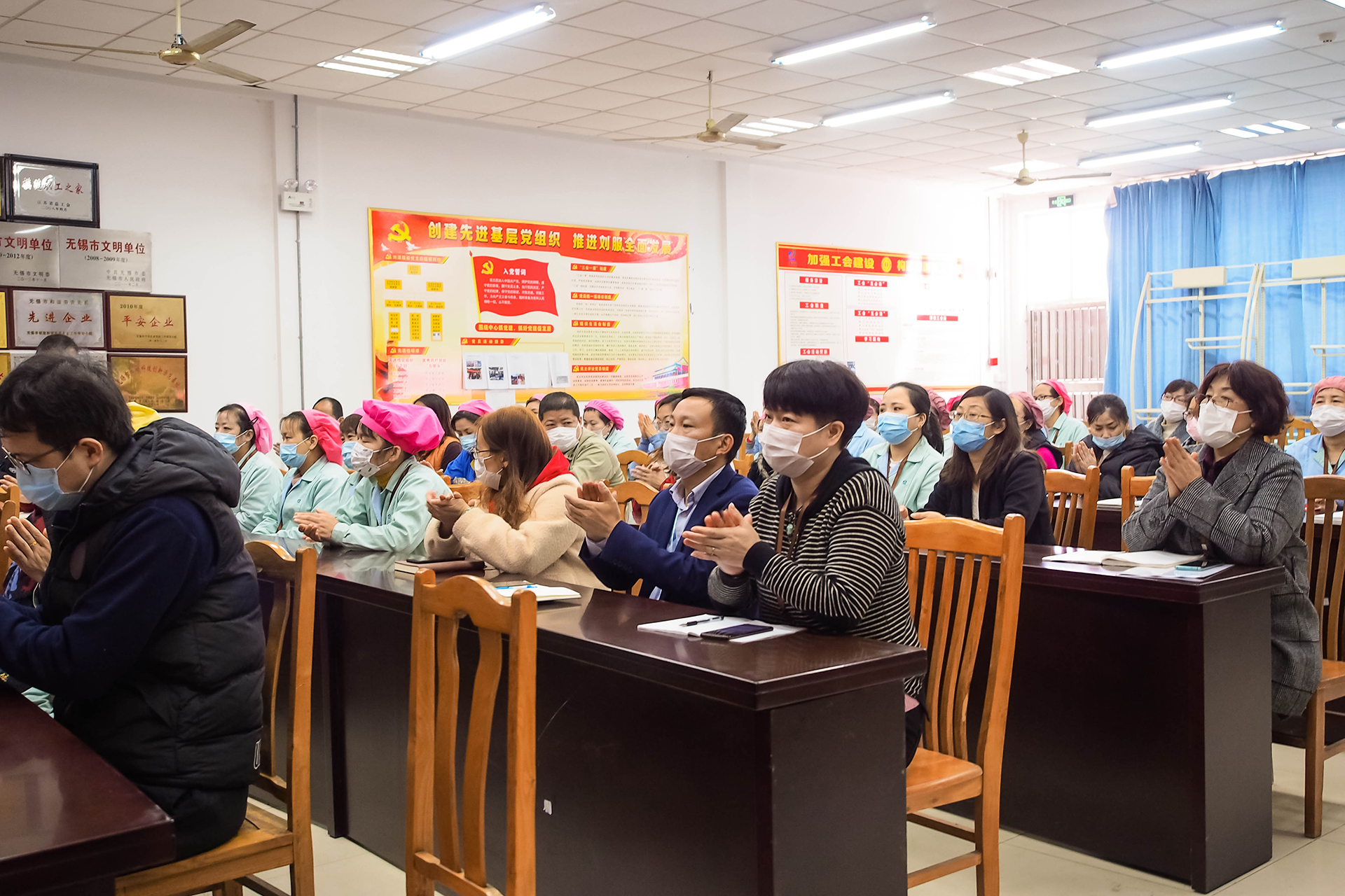 劉潭服裝廠第十屆三次職代會(huì)暨安全生產(chǎn)責(zé)任簽約儀式