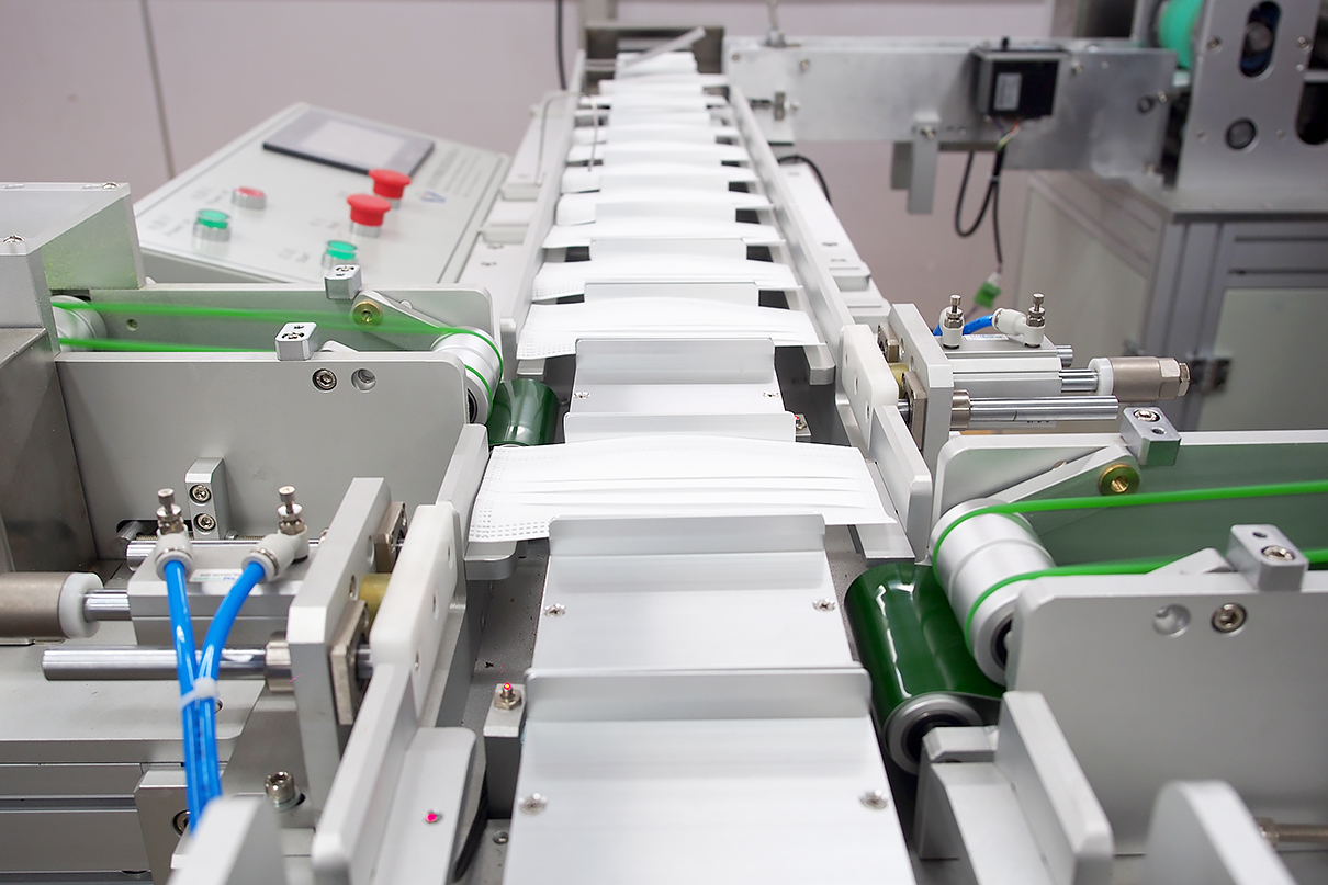 劉潭服裝廠協(xié)力跨界，合力攻堅(jiān)——全自動口罩機(jī)調(diào)試進(jìn)行時(shí)