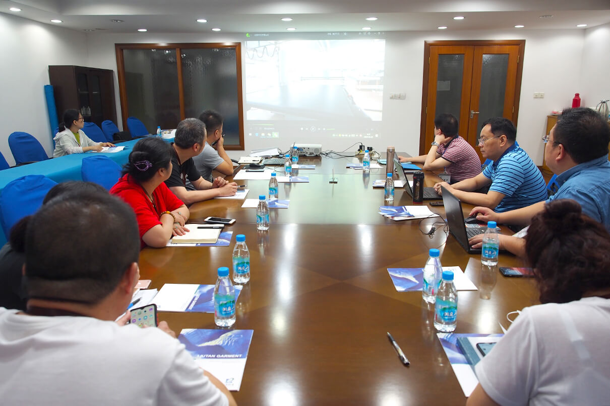 中國船級社質(zhì)量認(rèn)證審核組專家蒞臨無錫劉潭服裝廠