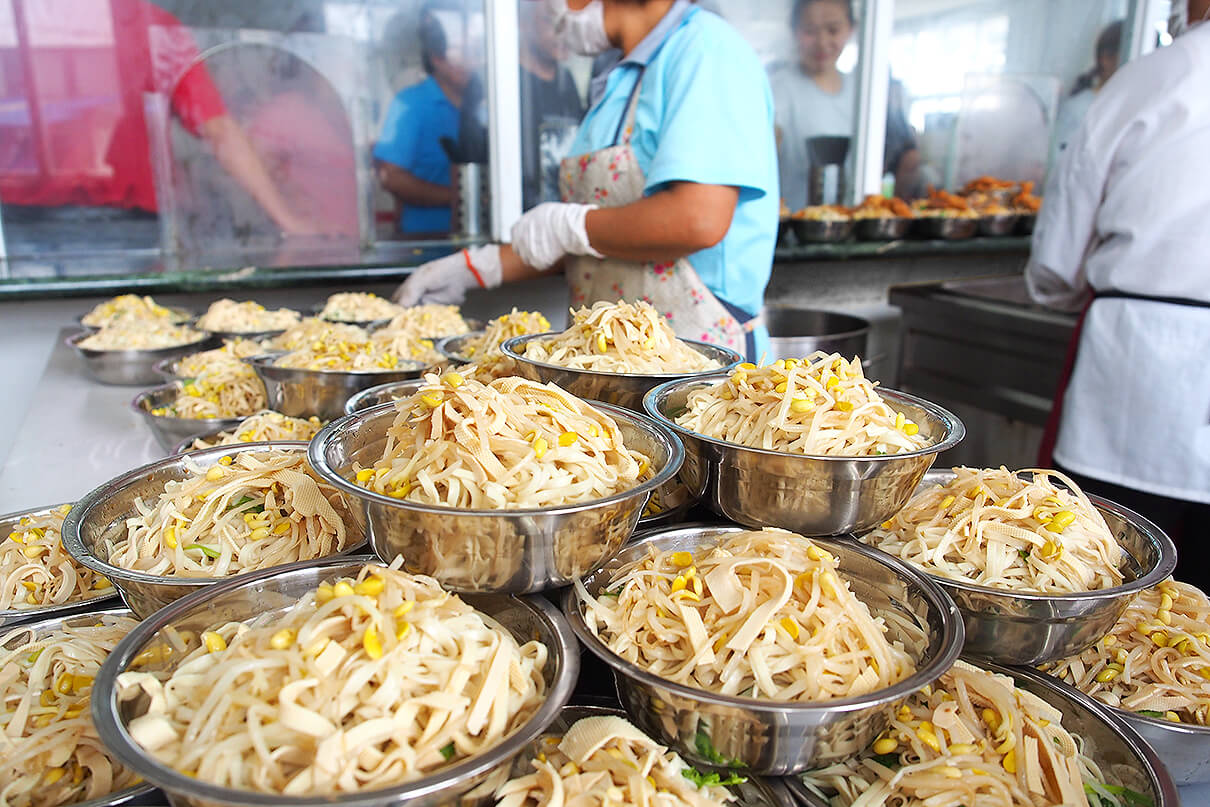 劉潭服裝廠同吃長壽面，為黨慶生日