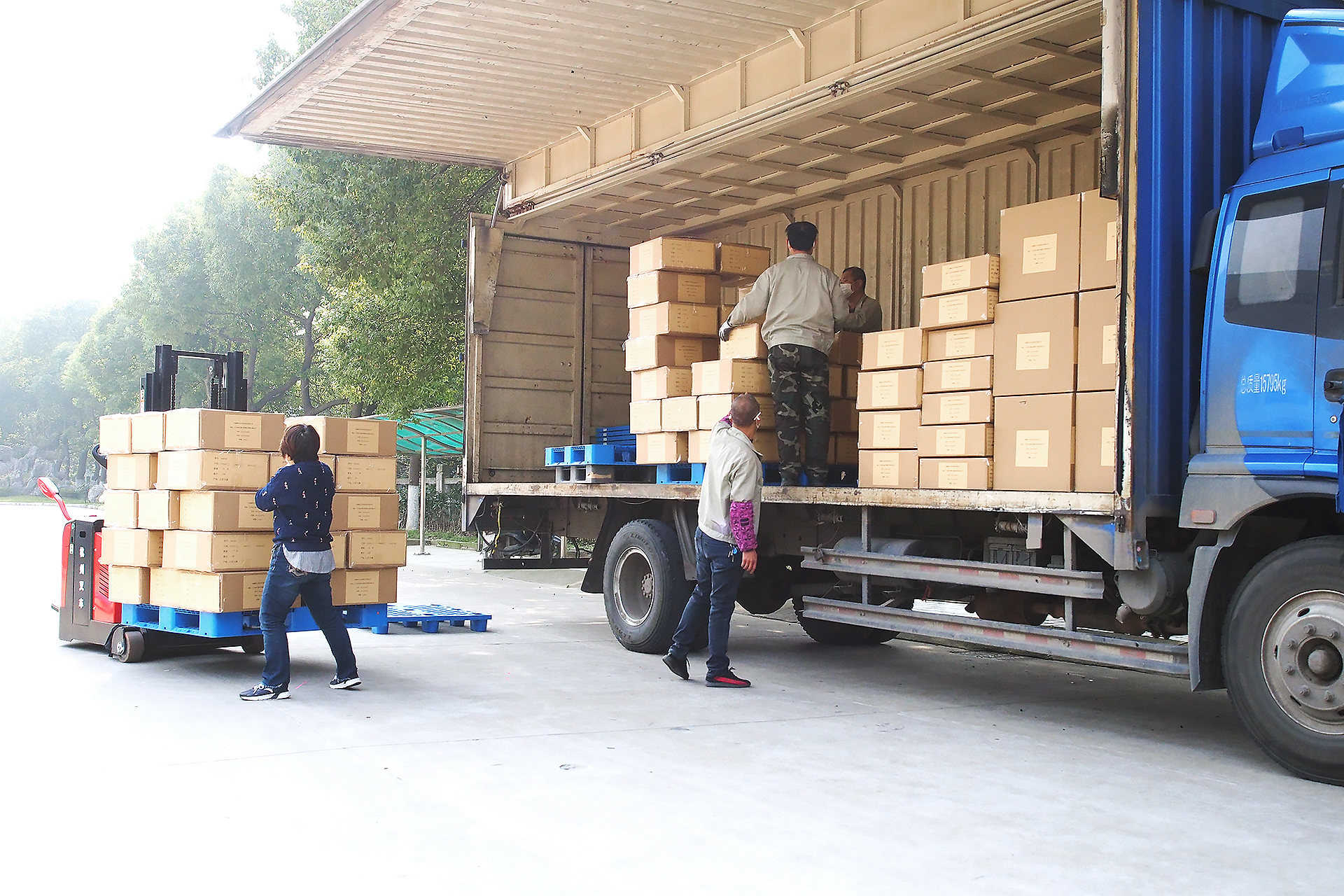 劉潭服裝愛(ài)心捐贈(zèng)