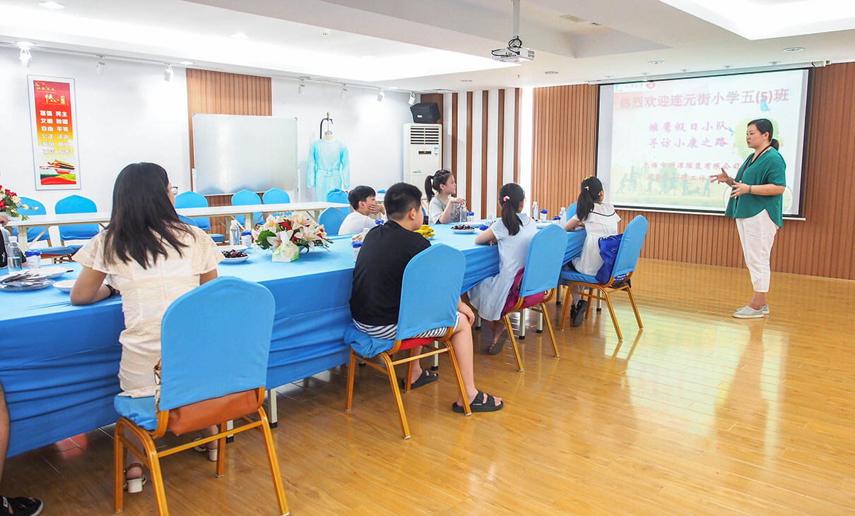 劉潭服裝關(guān)愛下一代