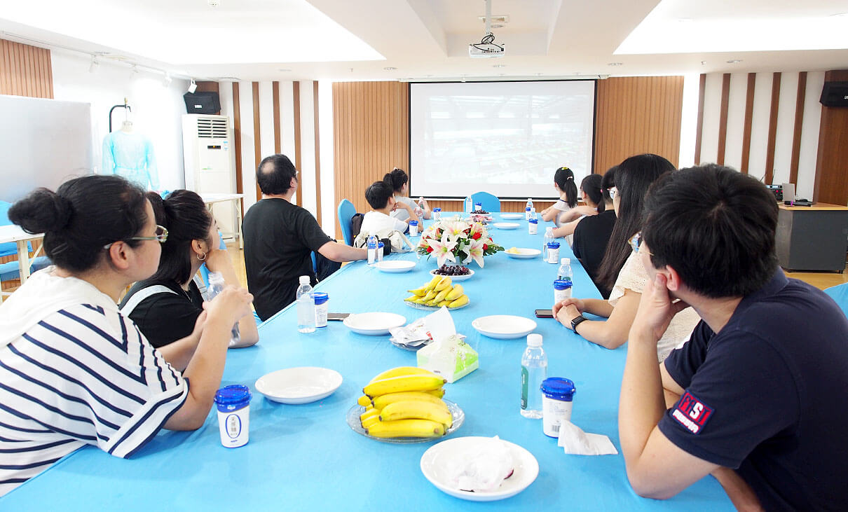 劉潭服裝關(guān)愛下一代
