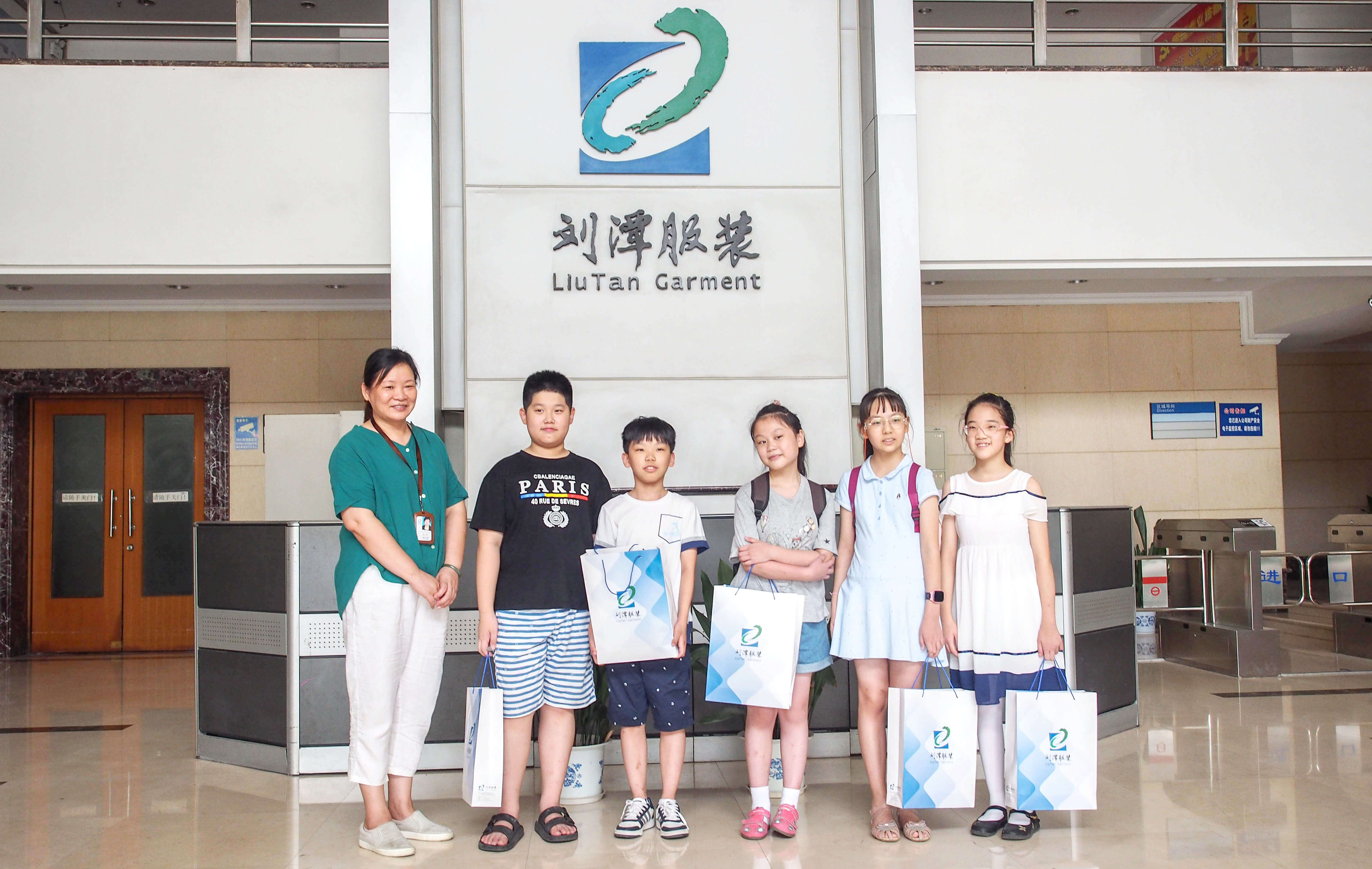 劉潭服裝關(guān)愛下一代