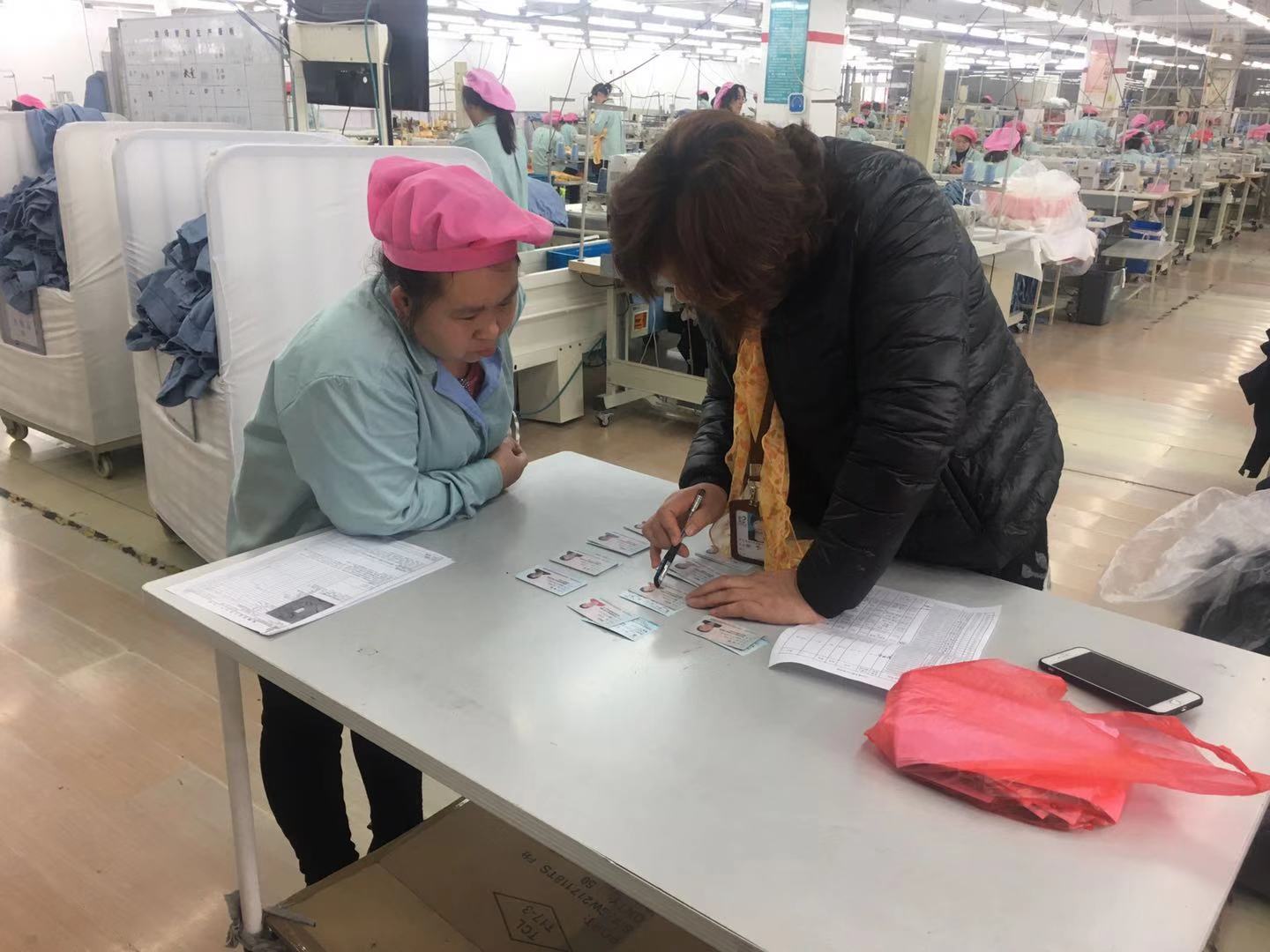 劉潭服裝員工返鄉(xiāng)