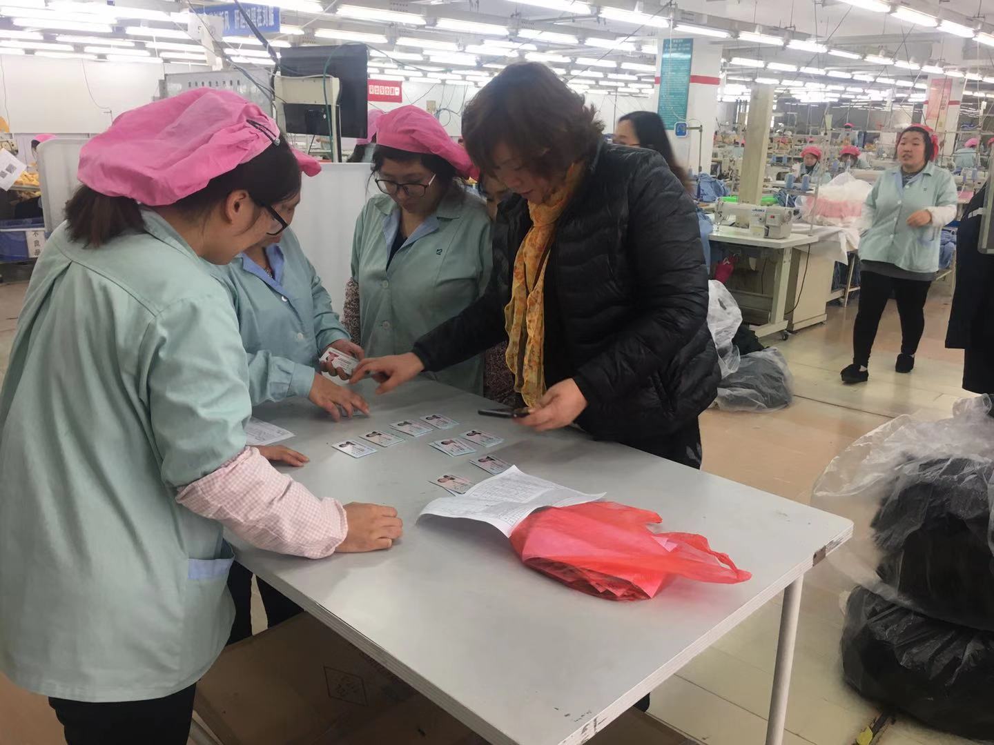 劉潭服裝員工返鄉(xiāng)