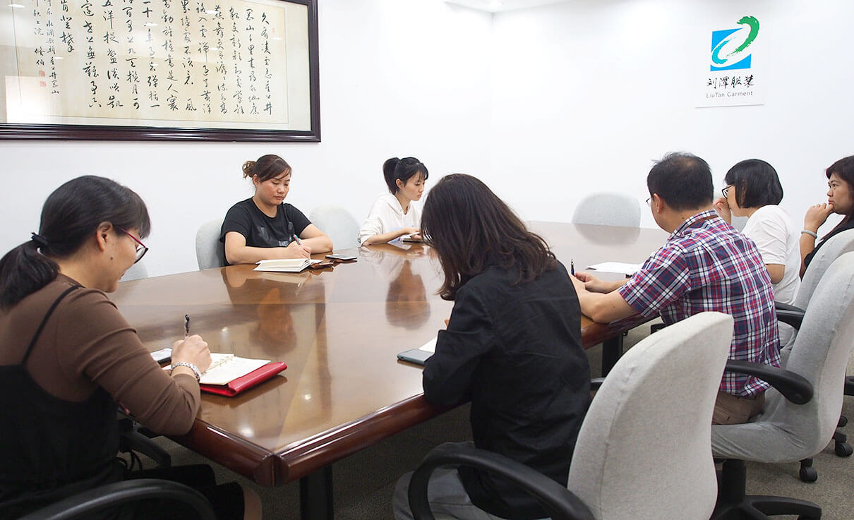 劉潭服裝預(yù)備黨員湯亞麗同志轉(zhuǎn)正會(huì)議 劉潭服裝預(yù)備黨員湯亞麗同志轉(zhuǎn)正會(huì)議