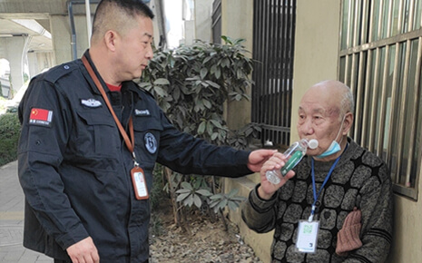 助人為樂新風尚，品德高尚劉潭人