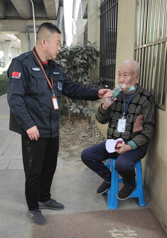 劉潭服裝助人為樂