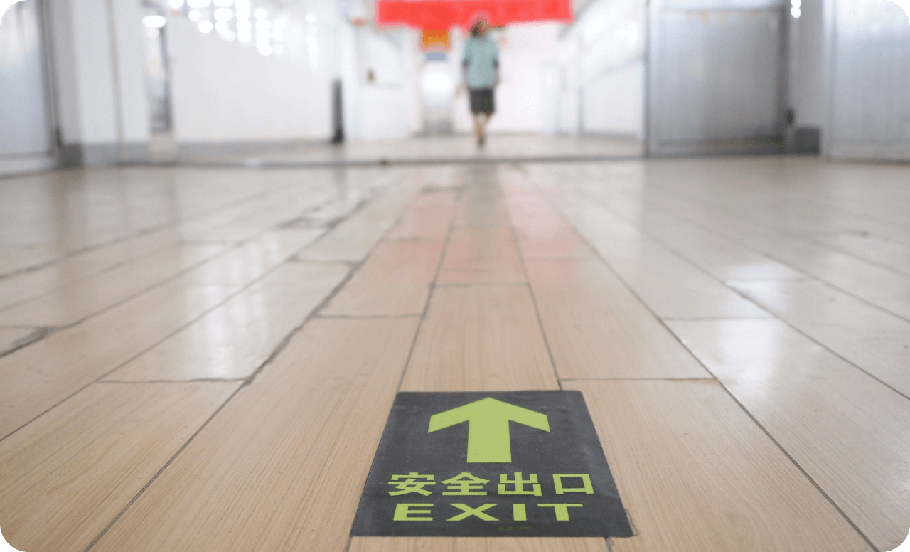 劉潭服裝更換安全通道警示線等標(biāo)識