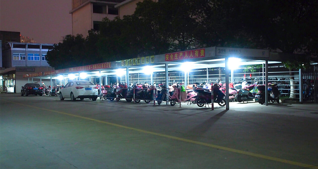 劉潭服裝為讓員工出行更方便進(jìn)行車棚改造工作 劉潭服裝為讓員工出行更方便進(jìn)行車棚改造工作